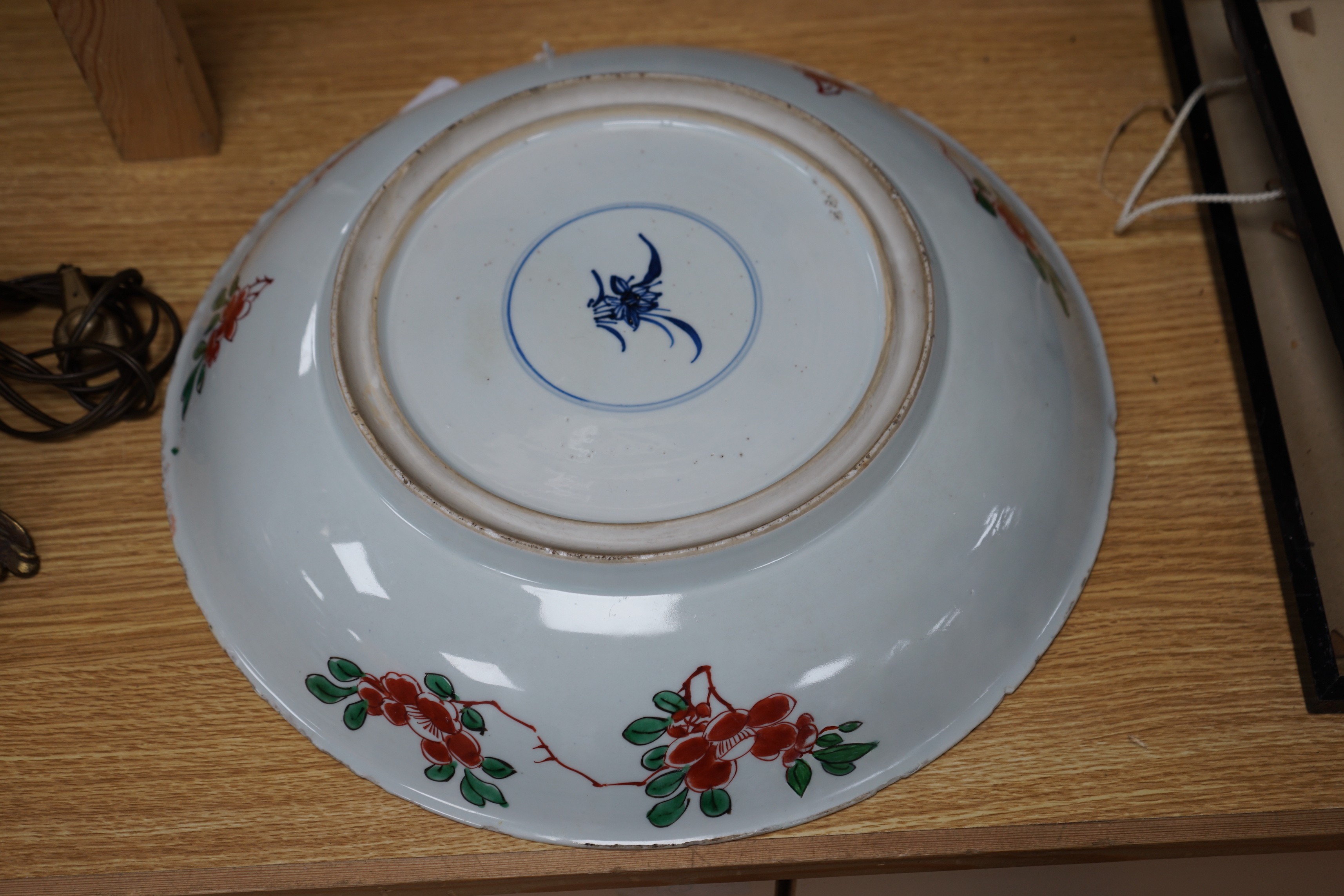 A Chinese famille verte charger, Kangxi period 38cm diameter
